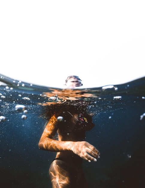 Frau im Meer gegen klaren Himmel