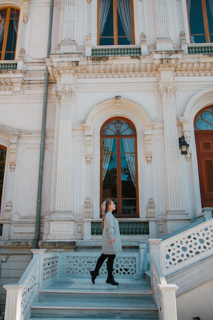 Frau im Museum in Istanbul Türkei