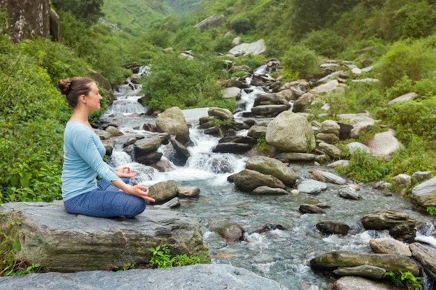 Frau im Padmasana im Freien