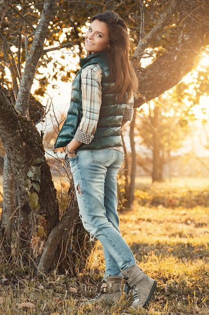 Frau im Park am sonnigen Herbsttag