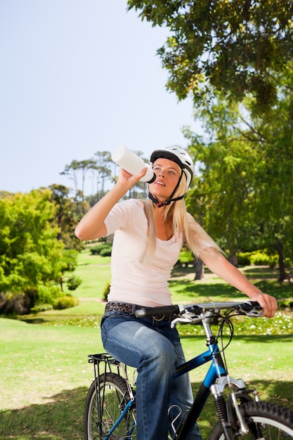 Frau im Park mit ihrem Fahrrad