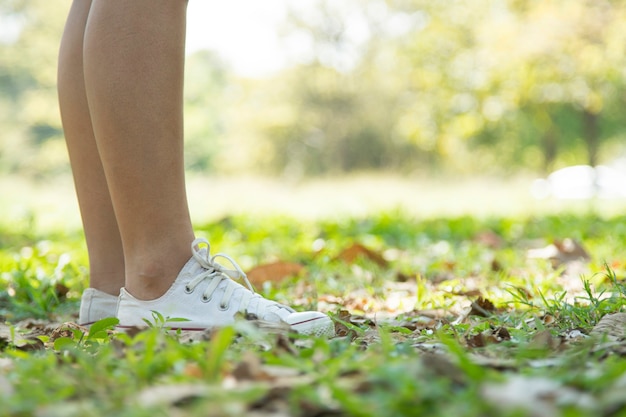 Frau im Park stehen