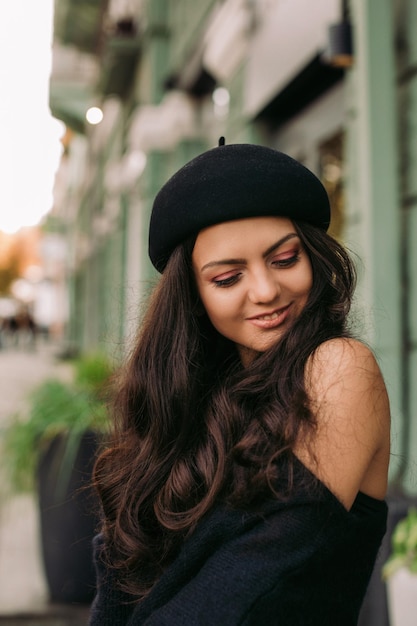 Frau im Retro-Stil zu Fuß durch die Stadt gekleidet