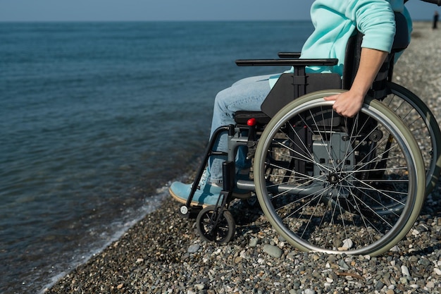 Frau im Rollstuhl am Meer