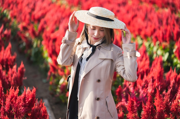 Frau im roten Blumenfeld