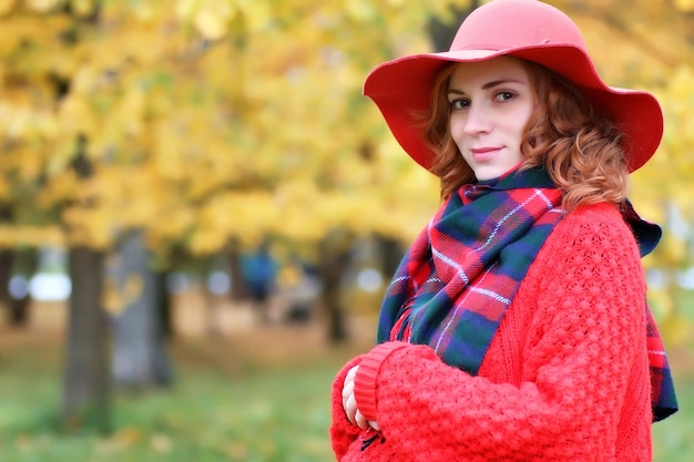 Frau im roten Hut Herbst im Freien