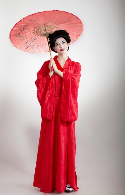 Frau im roten Kimono mit einem kleinen Paket am Sommertag