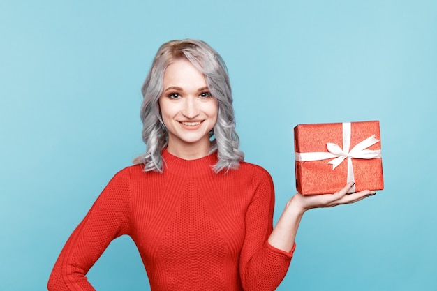 Frau im roten Kleid mit Geschenk