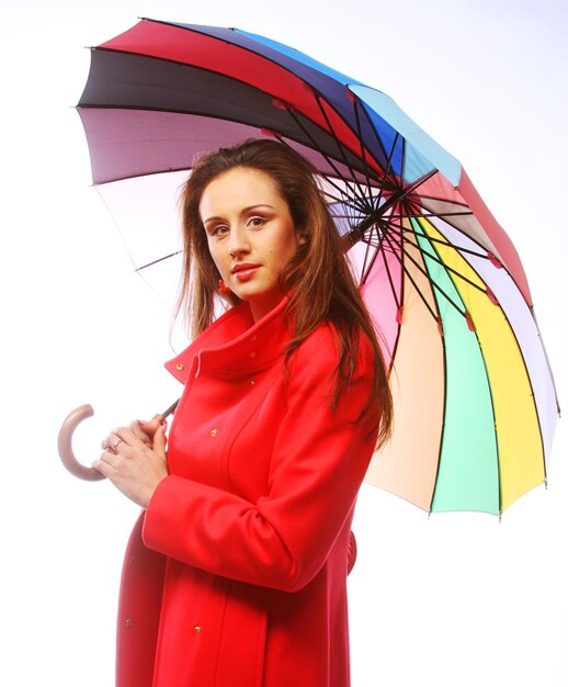 Frau im roten Mantel mit Regenschirm