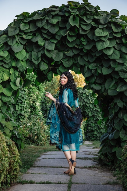 Frau im Sari-Kleid im schönen Garten