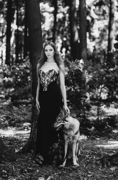 Frau im schwarzen Kleid mit Hund