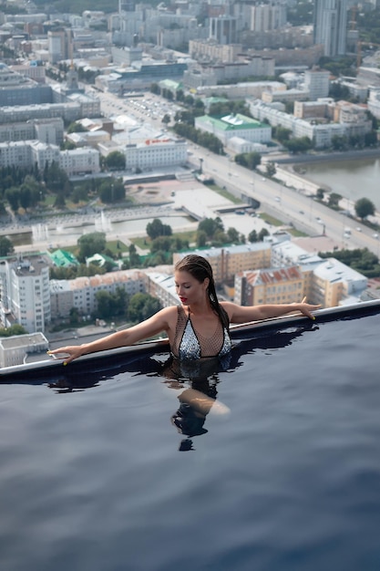 Frau im Schwimmbad auf dem Dach