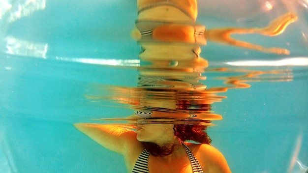 Foto frau im schwimmbad