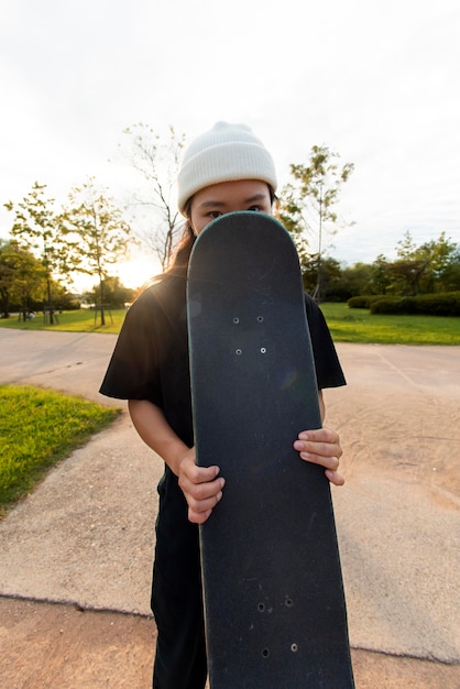 Frau im Skateparktraining