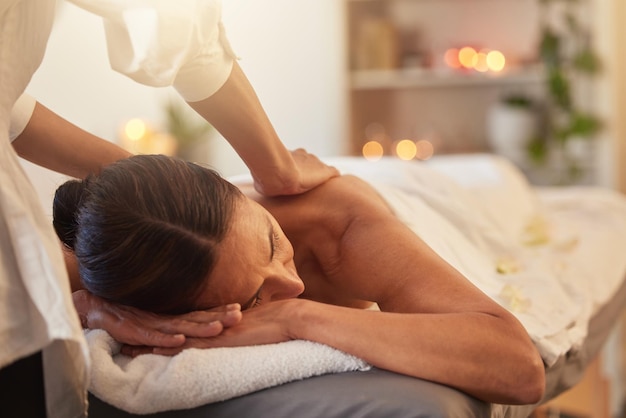 Frau im Spa für Massagen mit Therapeuten und ganzheitliche Behandlung Wellness und Selbstpflege mit Aromatherapie Luxus-Service Gesundheit und Frieden mit Hautpflege zum Entspannen im Salon Masseuse Hände für Zen