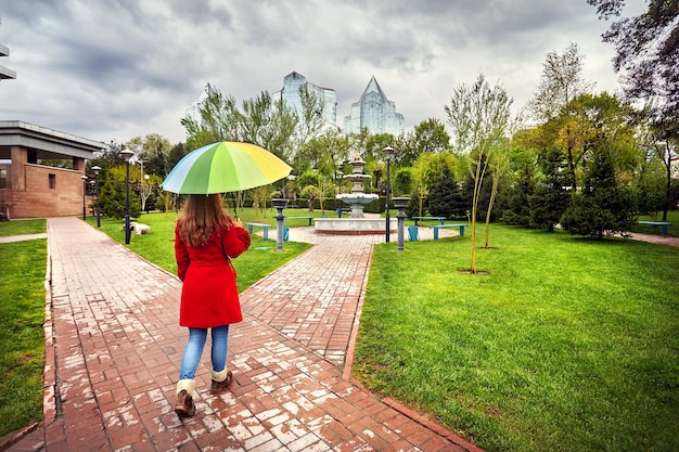 Frau im Stadtpark im Frühling