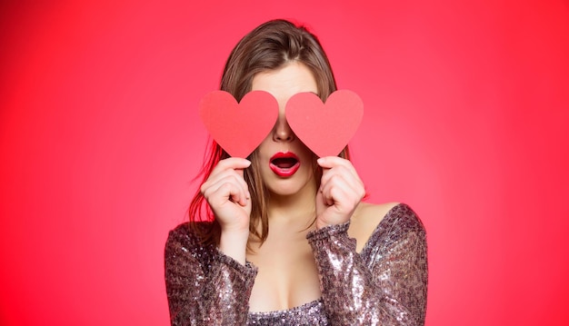 Frau im stilvollen Kleid halten Symbol Liebe Romantische Stimmung Mädchen verliebt Dating Besessenheit Konzept Verlieben Mädchen entzückende Mode-Modell Make-up Gesicht halten Herz Valentinskarte Liebe auf den ersten Blick