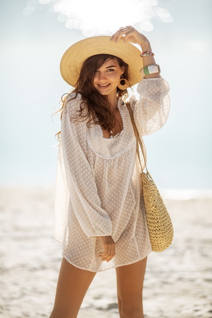 Frau im Strand im Urlaub