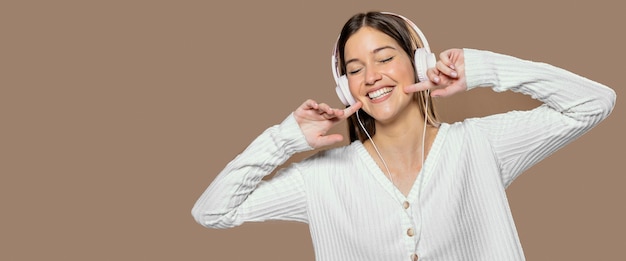 Foto frau im studio, das musik hört