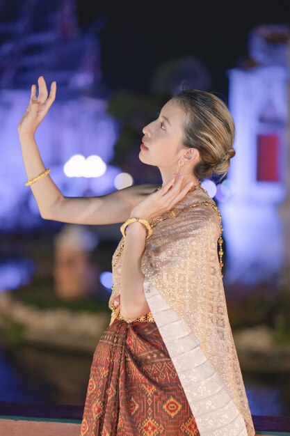 Frau im thailändischen Trachtenkostüm, asiatische Frau, die thailändisches Kleid trägt