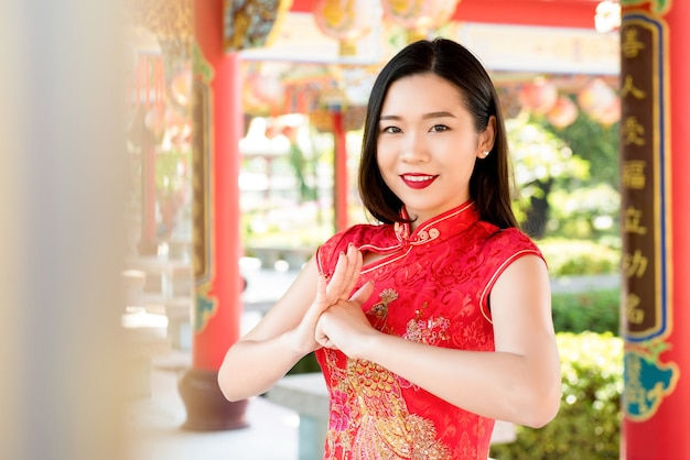 Frau im traditionellen roten chinesischen cheongsam Kleid