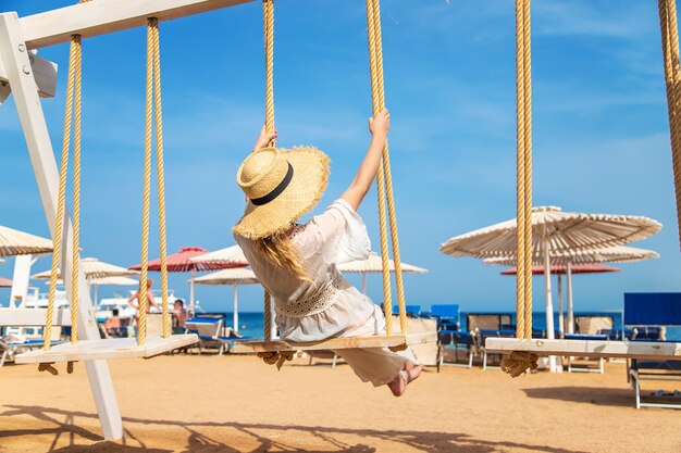 Frau im Urlaub auf einer Schaukel Natur.