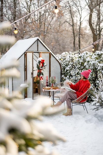 Frau im verschneiten Hinterhof in den Winterferien