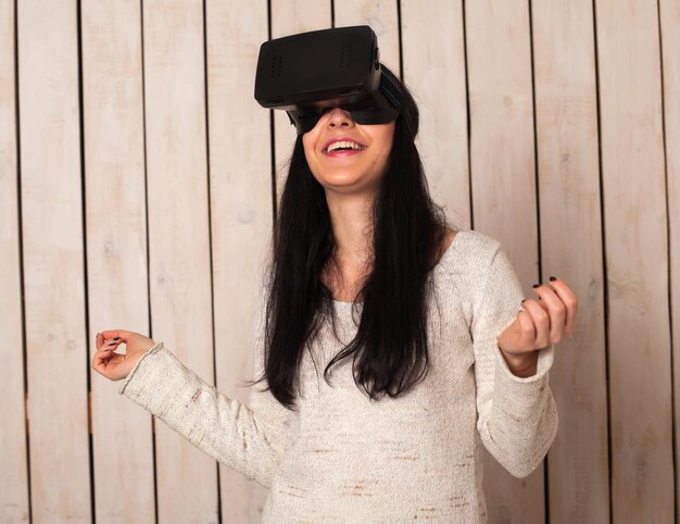 Foto frau im virtual-reality-helm. vr-brille.