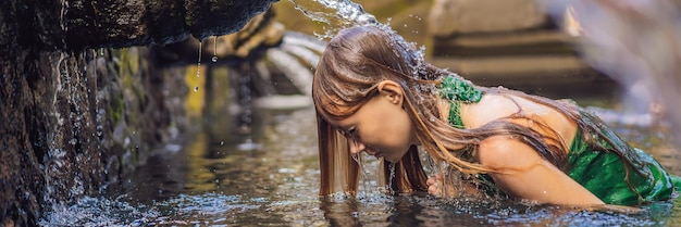 Frau im Wassertempel der heiligen Quelle in Bali Das Tempelgelände besteht aus einem Petirtaan oder Baden