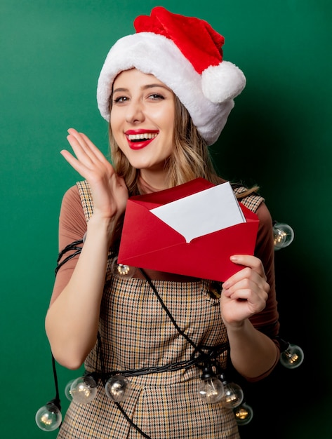 Frau im Weihnachtshut und Post schlagen innen ein