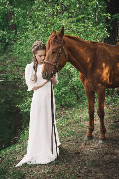 Frau im Weinlesekleid mit Pferd