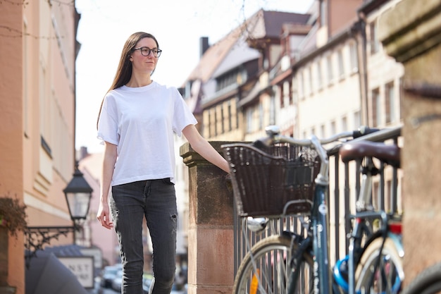 Frau im weißen leeren T-Shirt mit Brille in der Stadt