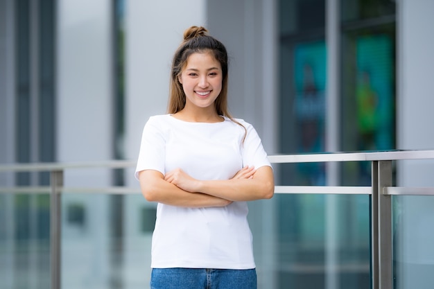 Frau im weißen T-Shirt und in den blauen Jeans