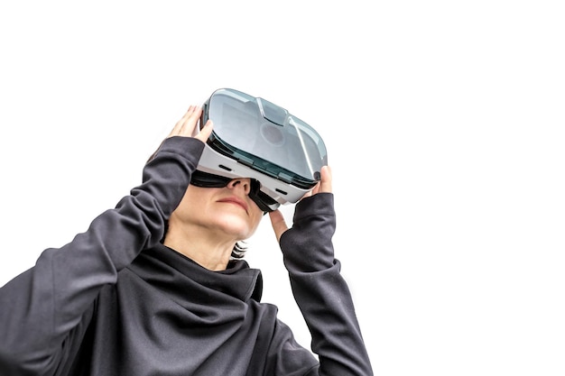 Frau in 360-Ansicht Virtual-Reality-Headset, das das Spiel spielt, isoliert auf weißem Hintergrund 3D-Geräte-Gadget zum Ansehen von Filmen für Reisen und Unterhaltung im 3D-Raum VR-AR-Brille aus Karton