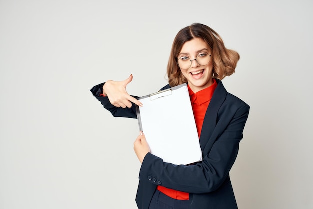 Frau in Anzug, Dokumente, Arbeitsleiter im Büro, Foto in hoher Qualität