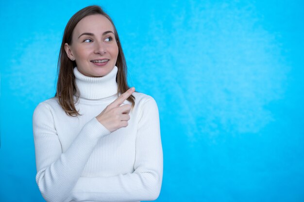 Frau in aufgeregter Stimmung, die Finger zum leeren Raum anzeigt