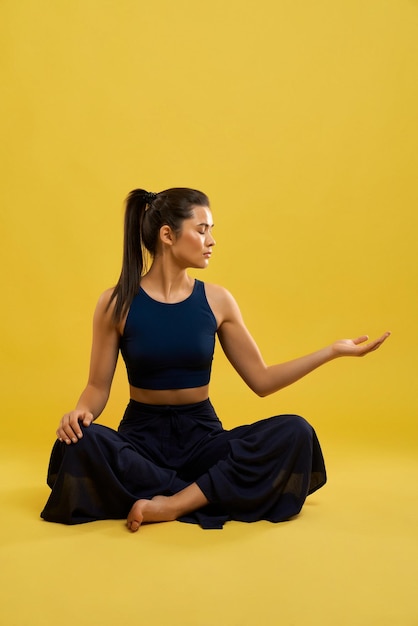 Frau in blauem Sportanzug macht Yoga