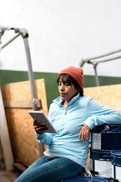 Foto frau in blauer bluse, die in einem lagerhaus arbeitet