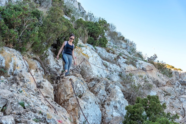 Frau in den Bergen wandern