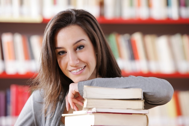 Foto frau in der bibliothek