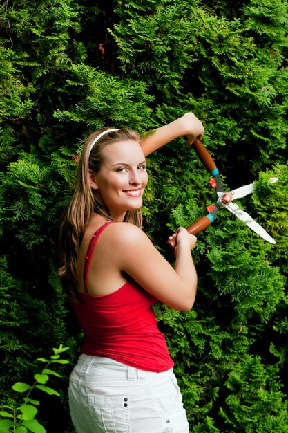 Frau in der Gartenzutathecke