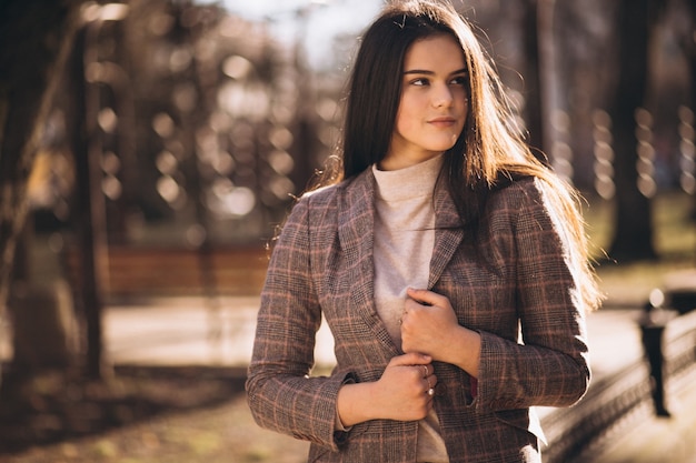 Frau in der Jacke draußen