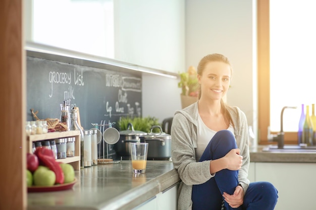 Frau in der Küche Kochen in der Küche