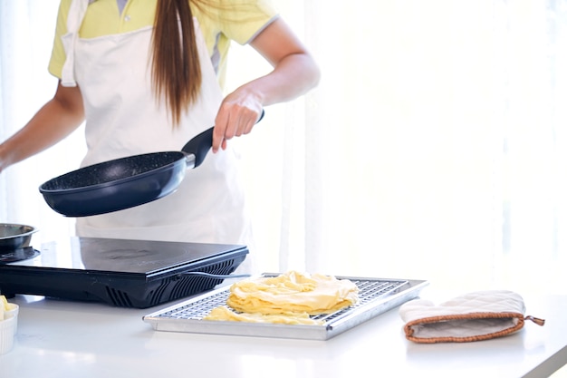 Frau in der Küche kochen