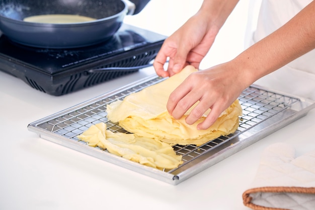 Frau in der Küche kochen