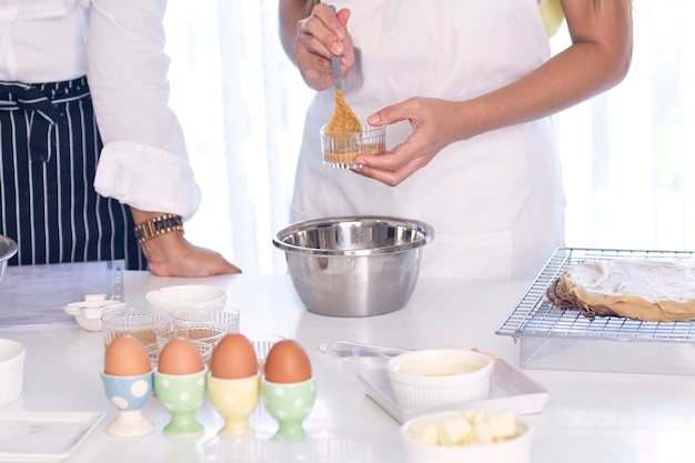 Frau in der Küche kochen