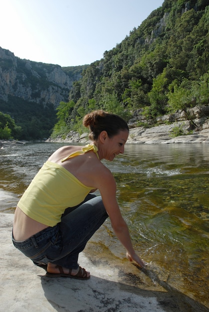 Frau in der Nähe des Flusses