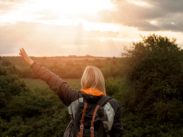 Frau in der Natur bei Sonnenuntergang