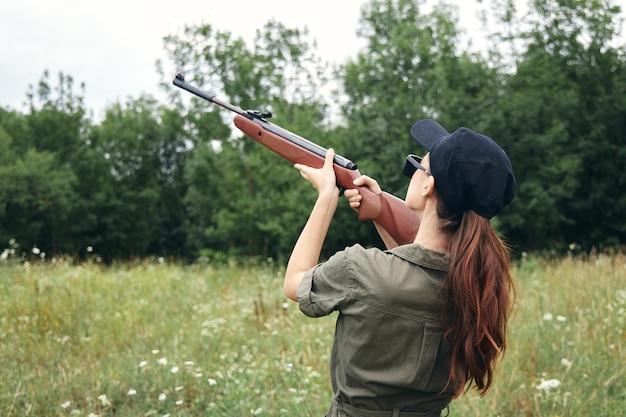 Frau in der Natur Jagdlebensstil zielen auf grüne Blätter