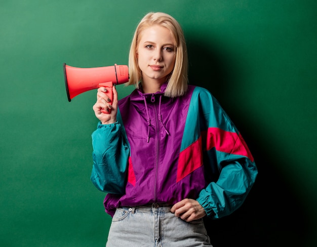 Frau in der Punkjacke der Art 90s mit Lautsprecher